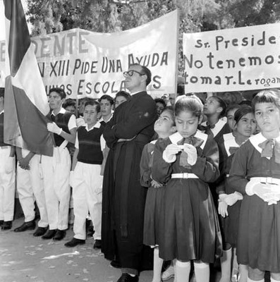 Niños durante un mitin en honor a López Mateos en Aguascalienes