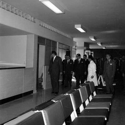 Adolfo López Mateos con José Alvares Amezquita y comitiva recorriendo un hospital