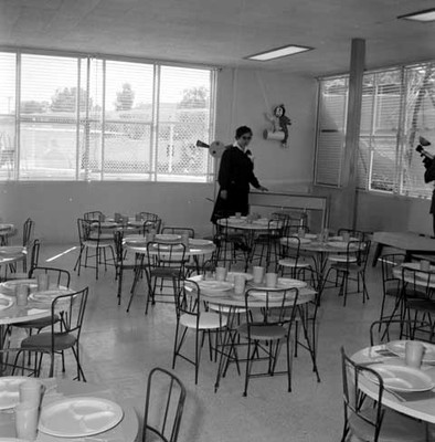 Educadora dentro del comedor de una guardería