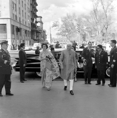Jawaharlal e Indira Ghandi bajando de un automóvil en su visita a la ciudad de México