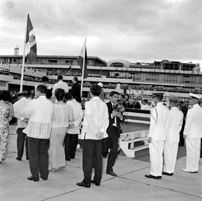 Adolfo López Mateos con el presidente de Filipinas durante su recorrido en el aeropuerto de Manila