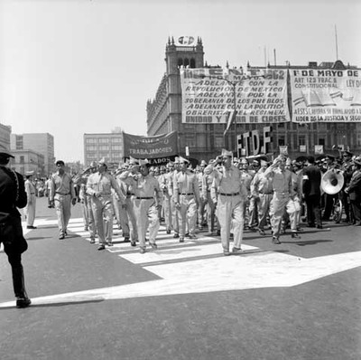Obreros desfilando por el zócalo durante los festejos del primero de mayo