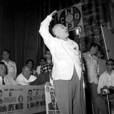 Hombre haciendo uso de la palabra durante un mitin de apoyo a López Mateos en el teatro Rivas Pauli, de Cd. del Carmen