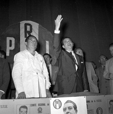 Adolfo López Mateos agradece el apoyo de sus partidarios, durante un mitin, en el teatro Rivas Pauli en Cd. de México