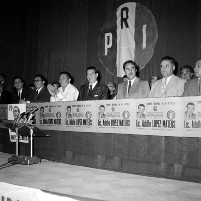 Adolfo López Mateos con políticos en el presídium del teatro Rivas Pauli, durante un mitin de apoyo en Cd. del Carmen