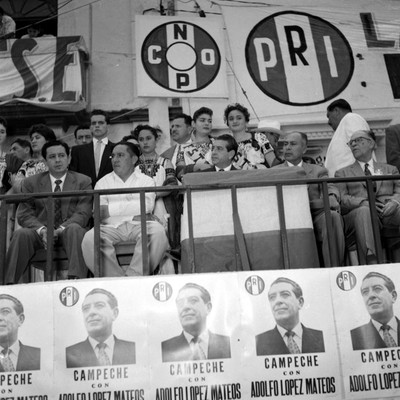 Adolfo López Mateos y comitiva durante su campaña electoral por Campeche