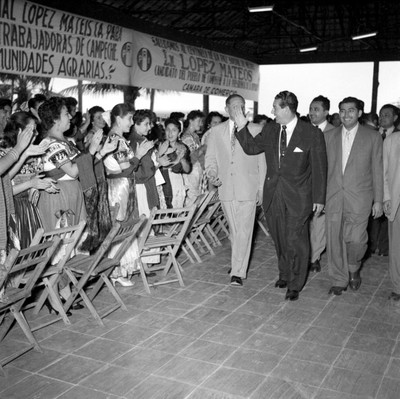 Adolfo López Mateos y Trueba Urbina a su llegada al casino del pueblo, durante su gira electoral por Campeche