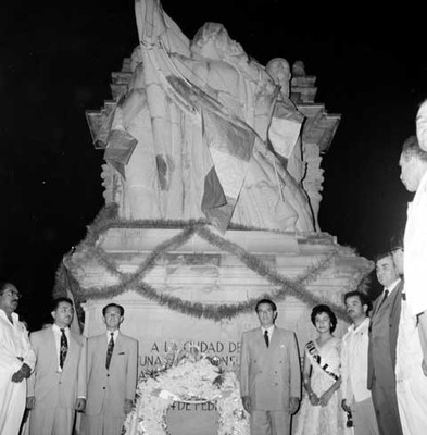 Adolfo López Mateos y políticos haciendo guardia de honor en el monumento a la Independencia durante su campaña en Iguala