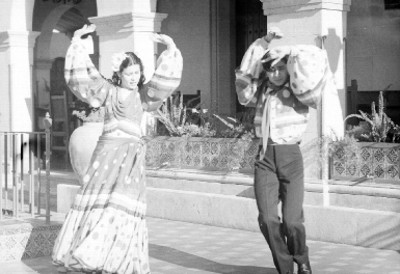 Chavalillos Sevillanos ejecutando danza española en el pasillo de un edificio