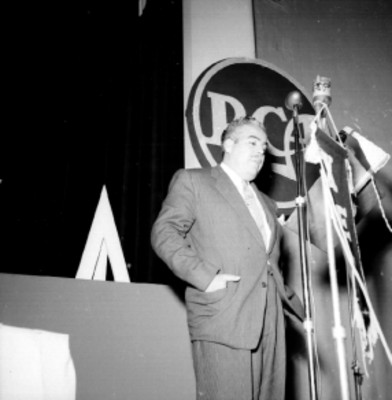 Empresario de la RCA Vicor frente a micrófonos de ua radiodifusora en un programa