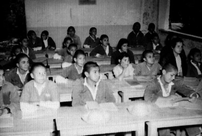 Internos en una aula del manicomio La Castañeda