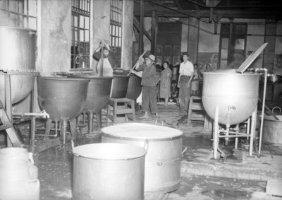 Hombres laborando en la cocina, del manicomio La Castañeda