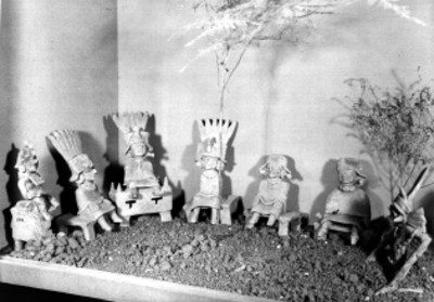 Figurillas cerámicas sentadas sobre pedestales