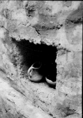 Tumba 6, nicho con restos de cerámica