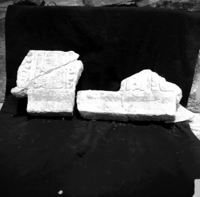 Fragmentos de relieves arquitectónicos con escritura maya