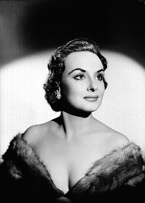 Celia de Alarcón, con abrigo