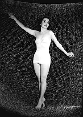 Celia de Alarcón, de pie con traje de baño