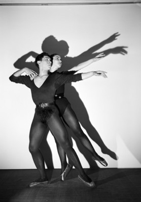 Marcela Izunza y Jorge Cano con piernas y brazos extendidos, retrato