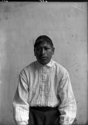 Hombre indígena de frente, retrato