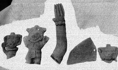 Esculturas antropomorfas y fragmentos de escultura con relieve, detalle