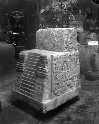 Teocalli de la guerra sagrada, exhibido en el Museo Nacional, vista frontal