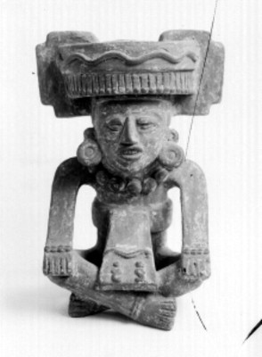 Escultura zapoteca en posición sedente y ataviada
