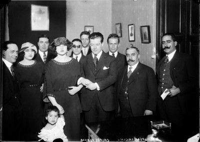 Pedro Laguna con Castro Padilla y esposa en compañía de otras personalidades en una oficina durante un evento