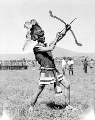 Indio danzante con arco durante festividad, retrato