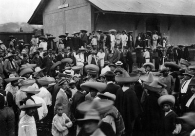 Álvaro Obregón acompañado de su ejército y civiles en una estación de ferrocarril