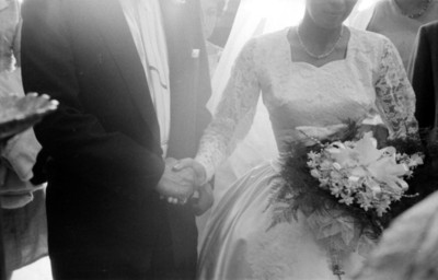 Yolanda y esposo tomados de la mano durante su boda