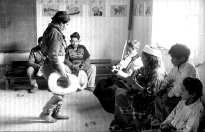 Músicos, tarahumaras y niños en la sede del INI