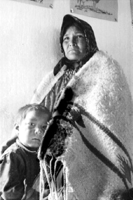 Mujer indígena y niño, retrato