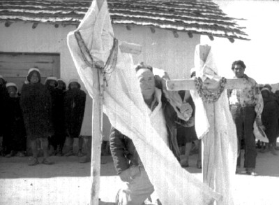 Tarahumaras rezan ante una ofrenda