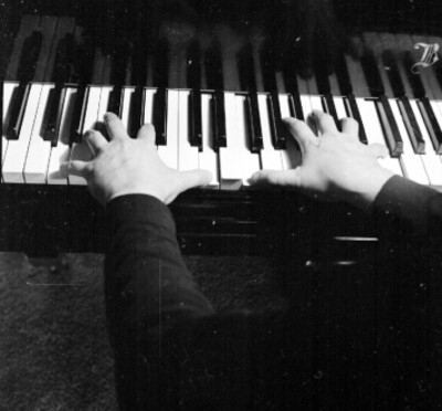 Manos tocan el piano