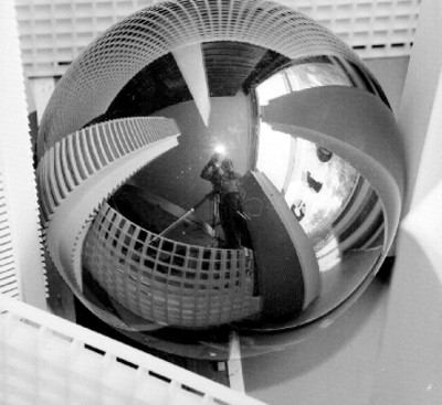Esfera con reflejos de edificios de fotógrafo y edificio