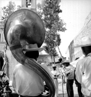 Banda músical toca en un atrio