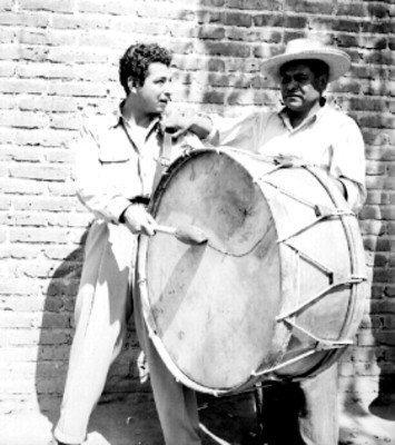 Músico toca el tambor en una calle