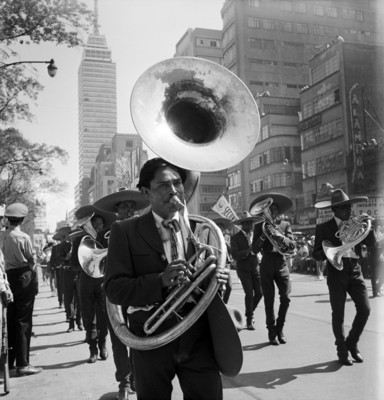 Banda de músicos en la avenida Juárez