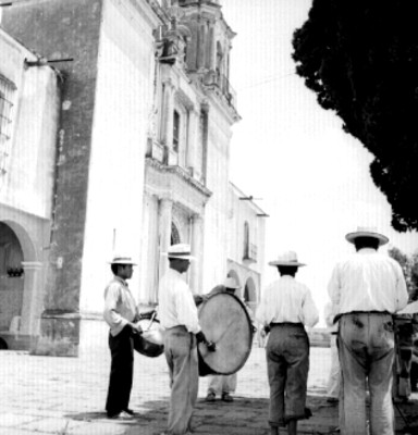 Banda músical toca en el atrio de una iglesia