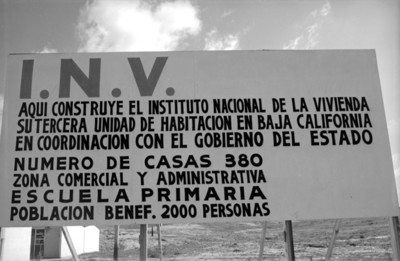 Letrero alusivo al Instituto Nacional de la Vivienda