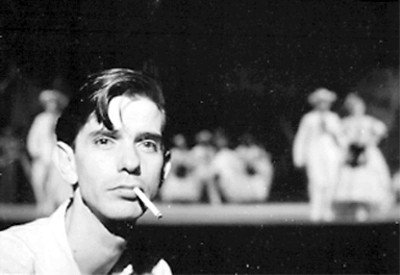 Guillermo Arriaga con cigarro, retrato