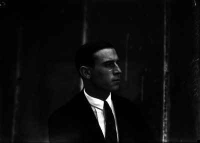 Teofilo Enciso, empresario argentino, vestido de traje, retrato