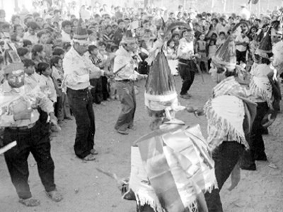 Huaves ejecutan danza durante una fiesta