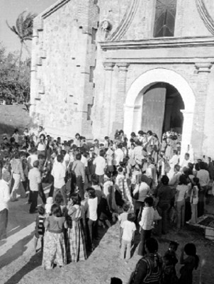 Indígenas huaves entran en procesión a una iglesia