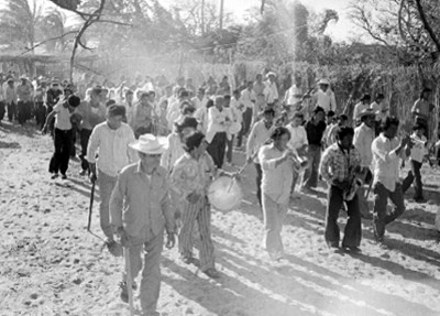 Indígenas huaves y banda musical en una procesión