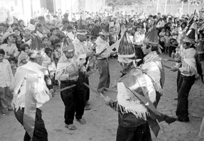 Indígenas huaves interpretan baile durante una fiesta
