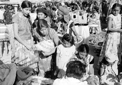 Mujeres indígenas en un tianguis