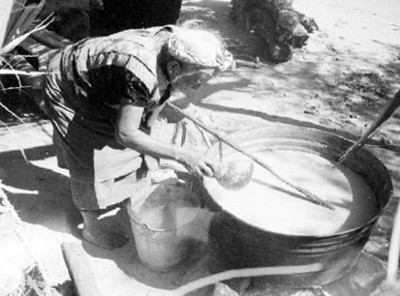 Mujer huave saca agua de un caso