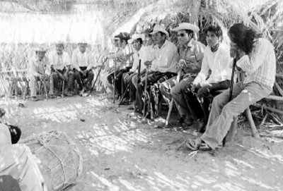 Hombres reunidos en una vivienda