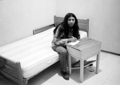 Hombre lacandon sentado sobre una cama